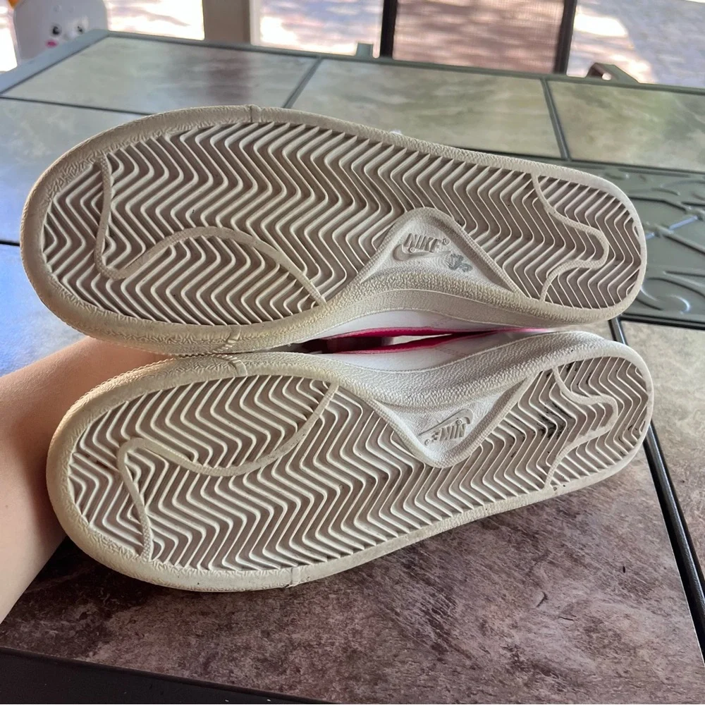 Nike youth Court Royal 833654-106 white/barbie pink 6.5Y tenniscore barbiecore